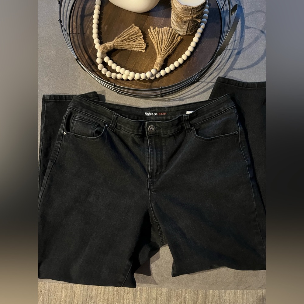 🔥STYLE & CO BLACK SKINNY 5 Pocket Jean Size:16s. Silver hardware front zipper.